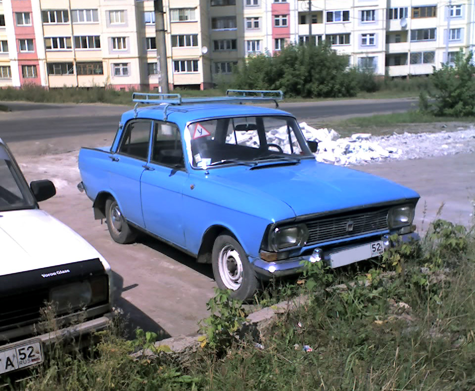 Москвич-412 у міському дворі